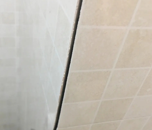 偏关瓷砖空鼓维修公司分享阳台瓷砖脱落的修复过程可以分为以下几个步骤