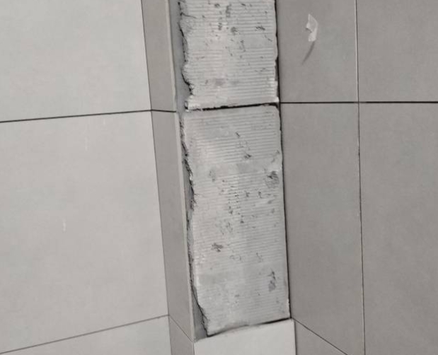 偏关瓷砖空鼓维修公司分享下瓷砖施工前基层浇水润湿程度不足，可能导致以下问题